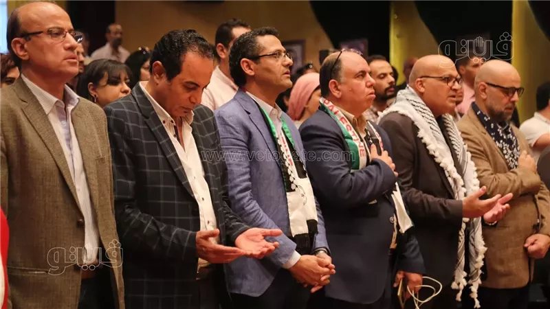 الصحفيون يقفون دقيقة