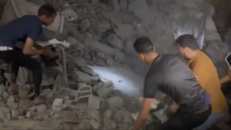 مدنيون يحاولون انتشال