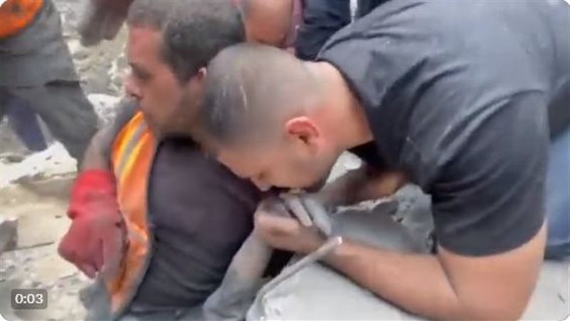 يقبل يد والدته تحت
