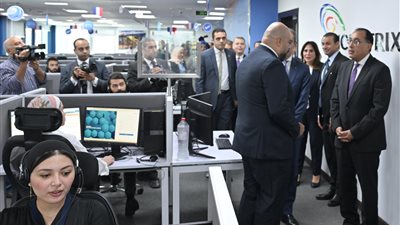 رئيس الوزراء يزور عددًا من الشركات العالمية في مجال صناعة التعهيد بالقرية الذكية