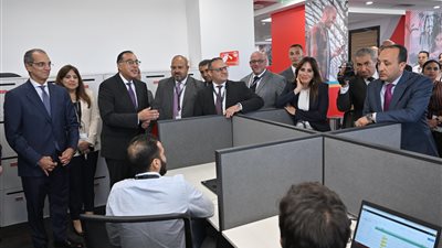 مدبولي يؤكد ضرورة دخول الشباب بشكل أكبر في قطاع الاتصالات 