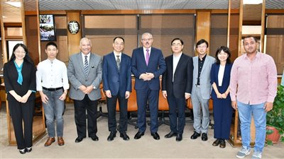 رئيس جامعة قناة السويس يستقبل وفدا إعلاميا صينيا