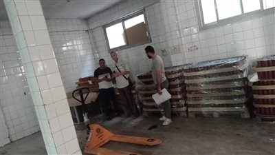 ضبط 13 طن مواد غذائية غير مطابقة للمواصفات القياسية بدمنهور (صور)