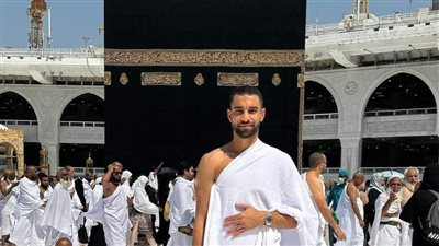 عمرو السولية  يؤدي مناسك العمرة