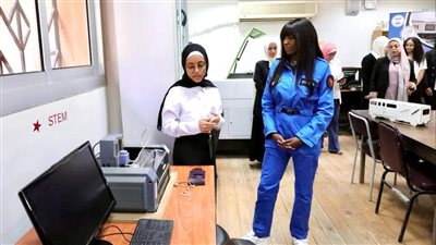 مدرسة المتفوقات بالمعادي تستقبل رائدة الفضاء الأمريكية عائشة بو