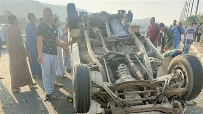 انقلاب سيارة ربع نقل محملة بالعمال بالطريق الأوسطى 