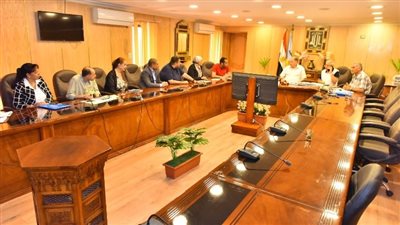 محافظ أسيوط يلتقى مدير مشروع الغذاء للمستقبل ويعلن دعمه لتنظيم مهرجان للرمان 