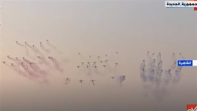 السيسي يشهد تشكيل قوات المظلات في رقم قياسي عالمي جديد