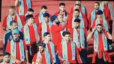 لاعبو الجزائر يدخلون بالكوفيه الفلسطيني في مباراتهم أمام الرأس الأخضر