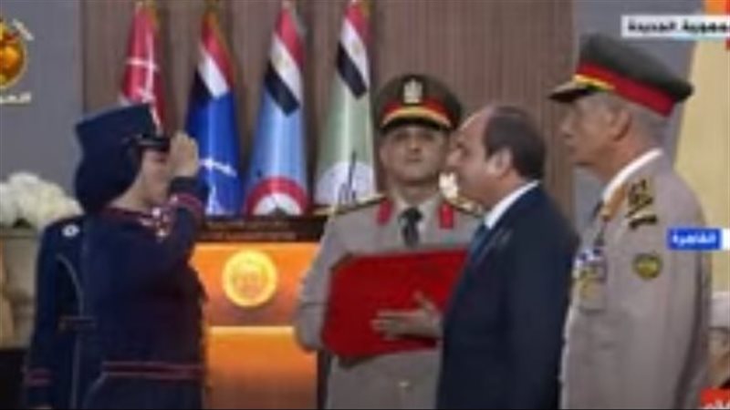 السيسي يقلد اوائل