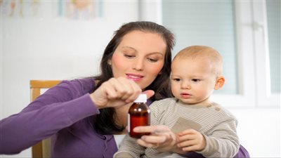 احذري من إعطاء الدواء لطفلك بغطاء الزجاجة 