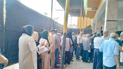 زحام وطوابير أمام لجان انتخابات التجديد النصفي لنقابة الأطباء في الدقهلية (صور)