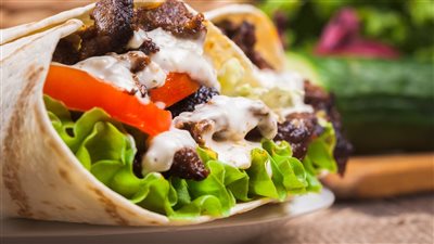 طريقة عمل الشاورما، أكلة سريعة وخفيفة يوم الجمعة 