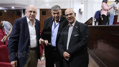 وزير الصحة الأسبق يدلي بصوته في انتخابات نقابة الأطباء