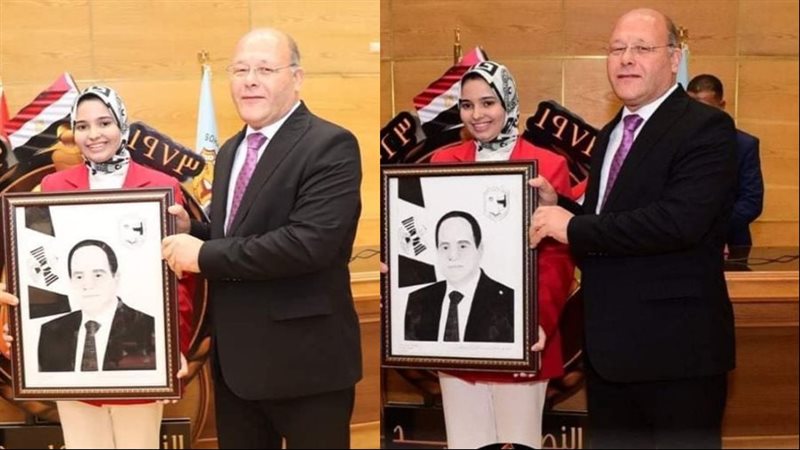 طالبة تبدع في رسم