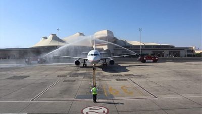 بالهدايا التذكارية ورش المياه، مطار شرم الدولي يستقبل أولى رحلات خطوط إيجين اليونانية