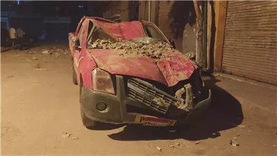 شاهد، لحظة انهيار شرفة عقار وإصابة طفل وتهشم سيارتين في المنصورة