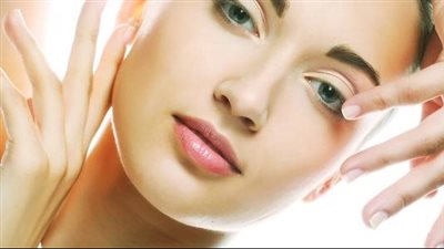 استخدمي ماء الورد يوميا للتخلص من الهالات السوداء