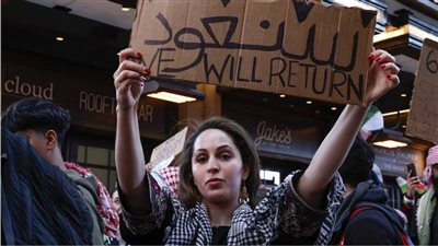 الشرطة البريطانية تعتقل فتاة لتأييدها حماس وتبحث صور من شاركوا في التظاهرة لاعتقالهم