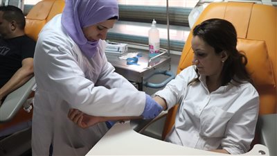 نائب محافظ الجيزة تتبرع بالدم من أجل الشعب الفلسطيني (صور)
