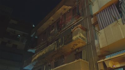 شاهد آثار سقوط بلكونة عقار وإصابة طفل وتحطم سيارتين بالدقهلية