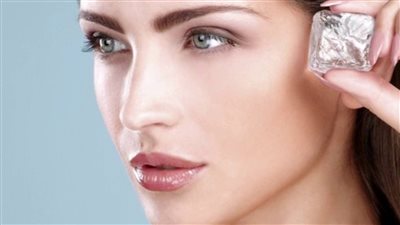 فوائد الثلج على البشرة، يقلل الالتهابات ويضيق المسام