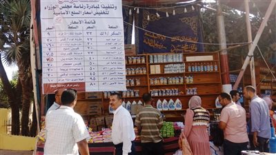 محافظ سوهاج يتابع موقف تطبيق مبادرة خفض السلع الأساسية