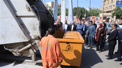 محافظ سوهاج يناقش مع رؤساء الوحدات المحلية تطوير منظومة النظافة والتجميل بالمحافظة 