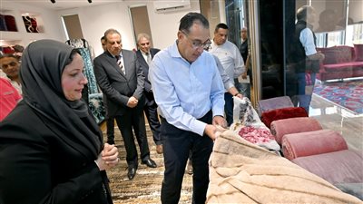رئيس الوزراء يتفقد مصنع ستايلر لصناعة البطاطين والسجاد والملابس في بورسعيد (صور)