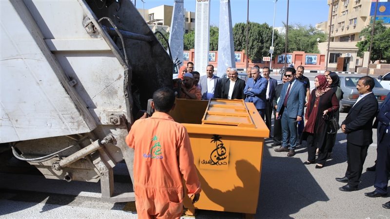 محافظ سوهاج يناقش