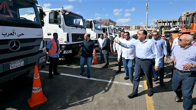 رئيس الوزراء يشهد اصطفافًا لمُعدات المراكز والأحياء ببورسعيد استعدادا لموسم الأمطار (صور)