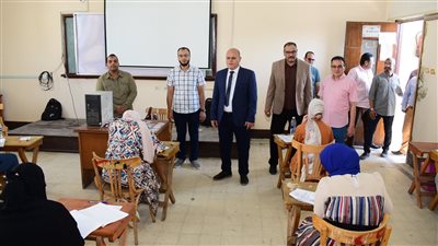 رئيس جامعة سوهاج يتابع امتحانات كلية الطب البشري 
