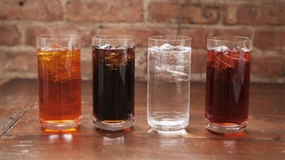  خطورة تناول المشروبات الغازية والكافيين في رمضان، والكمية المسموح بها (فيديو)