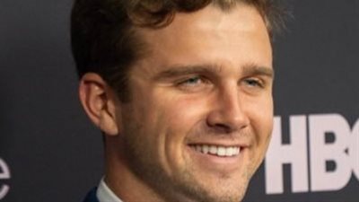 مشادة عنيفة بين ممثل أمريكي وصحفي إسرائيلي تفضح زيف جيش الاحتلال