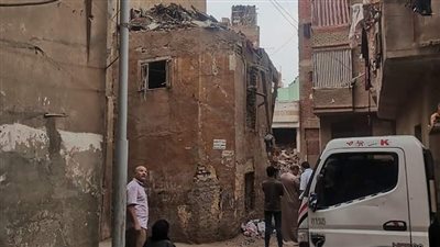 إزالة منزل قديم آيل للسقوط في الغربية حرصا على حياة المواطنين (صور)