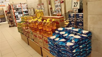 بعد تطبيق مبادرة رئيس الوزراء، إقبال المواطنين على منافذ السلع بالإسكندرية 