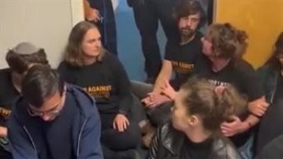 حشد أمريكي يقتحم مكتب سيناتور لوقف الإبادة الجماعية في غزة (فيديو) 