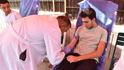 طلاب من أجل مصر تشارك في حملة جامعة عين شمس للتبرع بالدم لصالح أهالي فلسطين 