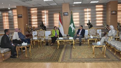 محافظ الشرقية يلتقي السفيرة نائلة جبر لمناقشة ملف منع الهجرة غير الشرعية 