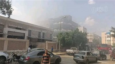 حريق هائل داخل عقار مكون من 3 طوابق أمام مركز شباب عين الصيرة بمصر القديمة