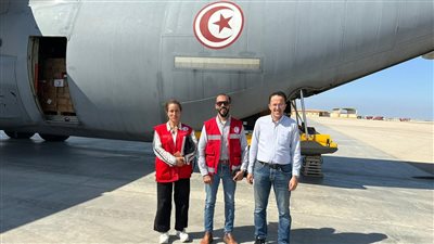 وصول أول طائرة مساعدات تونسية لمطار العريش تمهيدا لنقلها لقطاع غزة
