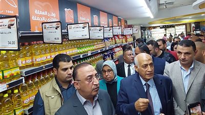 محافظ الإسكندرية يتفقد مبادرة خفض الأسعار 