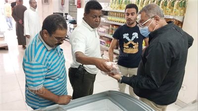 حملات مفاجئة لمتابعة تنفيذ مبادرة تخفيض الأسعار فى أسواق أسوان (صور)