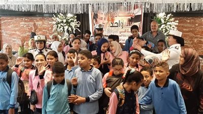 مدير إدارة تعليم الدقي توزع ورودا للطلاب المكفوفين بنادي شرطة الجيزة
