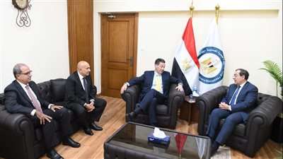 الملا يستقبل نائب رئيس شركة إكسون موبيل الأمريكية لبحث نشاطها في تسويق المنتجات البترولية