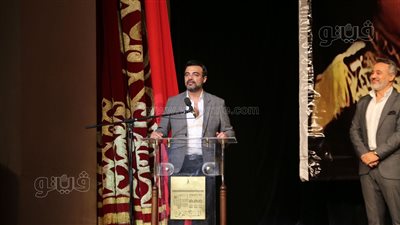 عمرو محمود ياسين يبكي خلال حديثه عن والده في حفل المسرح القومي (فيديو)