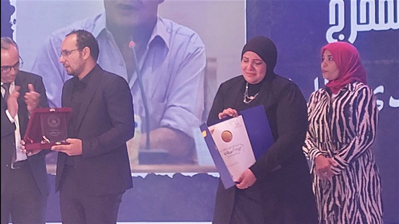 لحظة تكريم المخرج