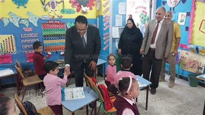 وكيل تعليم الغربية يتابع انضباط العملية التعليمية بالمدارس ويكرم معلمتين بالسنطة 