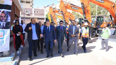 محافظ سوهاج يتفقد اصطفاف معدات مياه الشرب والصرف ضمن خطة مواجهة الأزمات والسيول