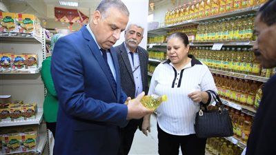 محافظ سوهاج يتفقد المحلات التجارية لمتابعة تطبيق مبادرة خفض أسعار السلع
